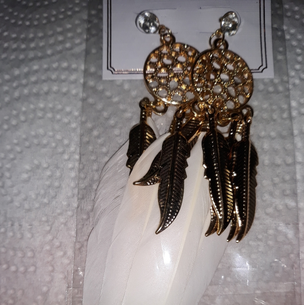 NEW GORGEOUS Gold Bohemian Bead Dangle White Feather Earrings Dream Catcher NWT